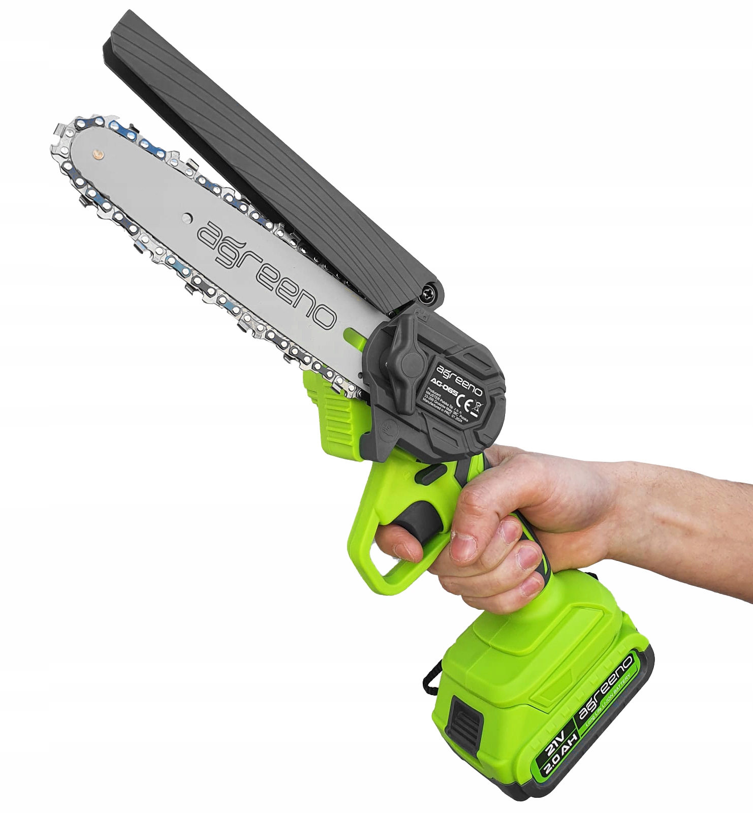 Bezprzewodowa mini piła łańcuchowa, z widocznym akumulatorem u podstawy uchwytu oraz osłoną prowadnicy trzymana w dłoni - ujęcie nr 1